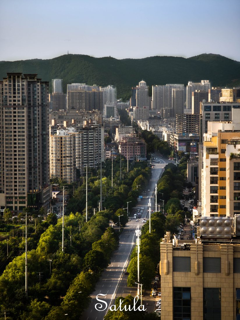 高处俯瞰贯穿城市的道路与高楼。