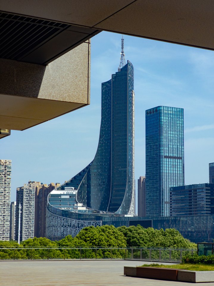 从建筑窗框望向城市楼宇