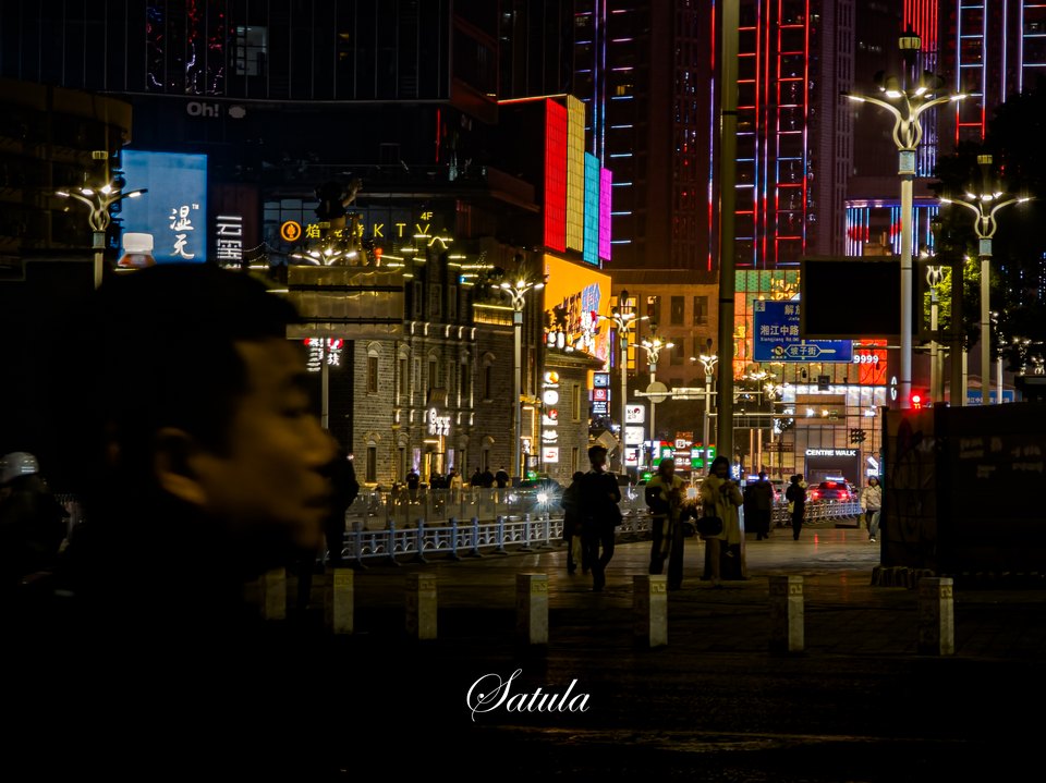 夜色中的街头灯光与行人